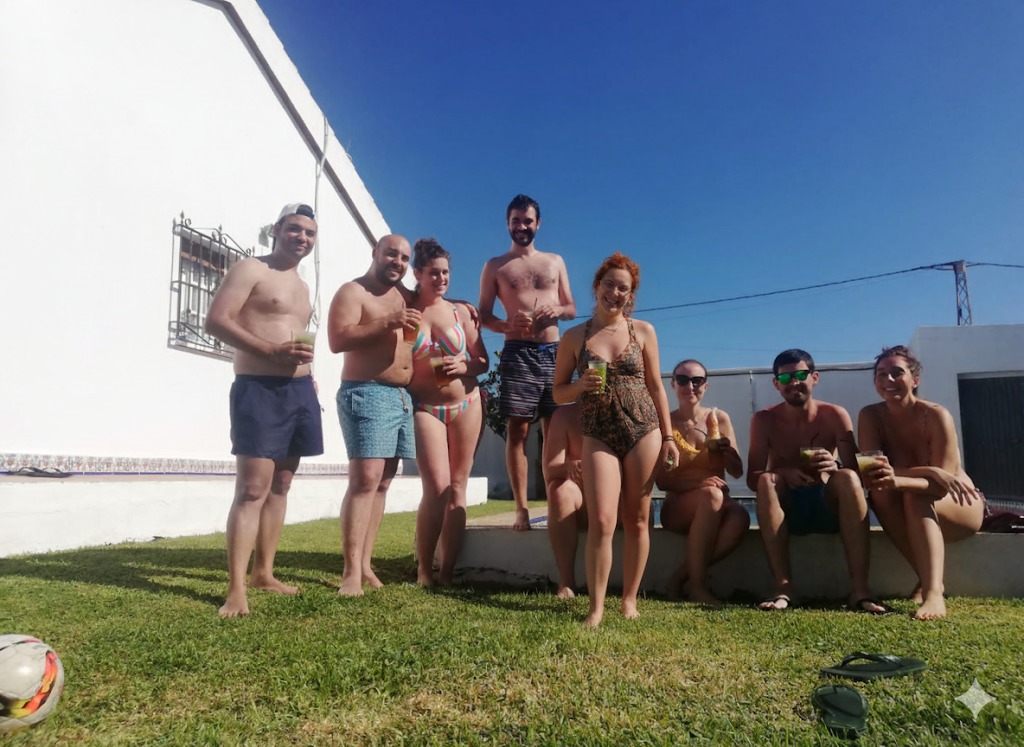 Integrantes de la cuadrilla sonriendo durante la despedida